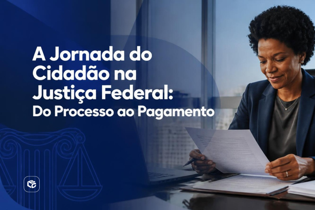 Banner institucional sobre o funcionamento da Justiça Federal. À esquerda, em fundo azul com elementos gráficos inspirados em símbolos da justiça, aparece o texto: “A Jornada do Cidadão na Justiça Federal: Do Processo ao Pagamento”. À direita, uma pessoa sentada em um escritório analisa um documento impresso sobre uma mesa com notebook e papéis. Ao fundo, há janelas amplas com vista urbana desfocada. No canto inferior esquerdo está um logotipo branco. O design utiliza tons de azul e comunica um tema jurídico relacionado ao andamento de processos e recebimento de valores judiciais.