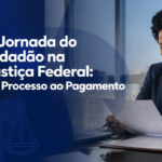 Banner institucional sobre o funcionamento da Justiça Federal. À esquerda, em fundo azul com elementos gráficos inspirados em símbolos da justiça, aparece o texto: “A Jornada do Cidadão na Justiça Federal: Do Processo ao Pagamento”. À direita, uma pessoa sentada em um escritório analisa um documento impresso sobre uma mesa com notebook e papéis. Ao fundo, há janelas amplas com vista urbana desfocada. No canto inferior esquerdo está um logotipo branco. O design utiliza tons de azul e comunica um tema jurídico relacionado ao andamento de processos e recebimento de valores judiciais.